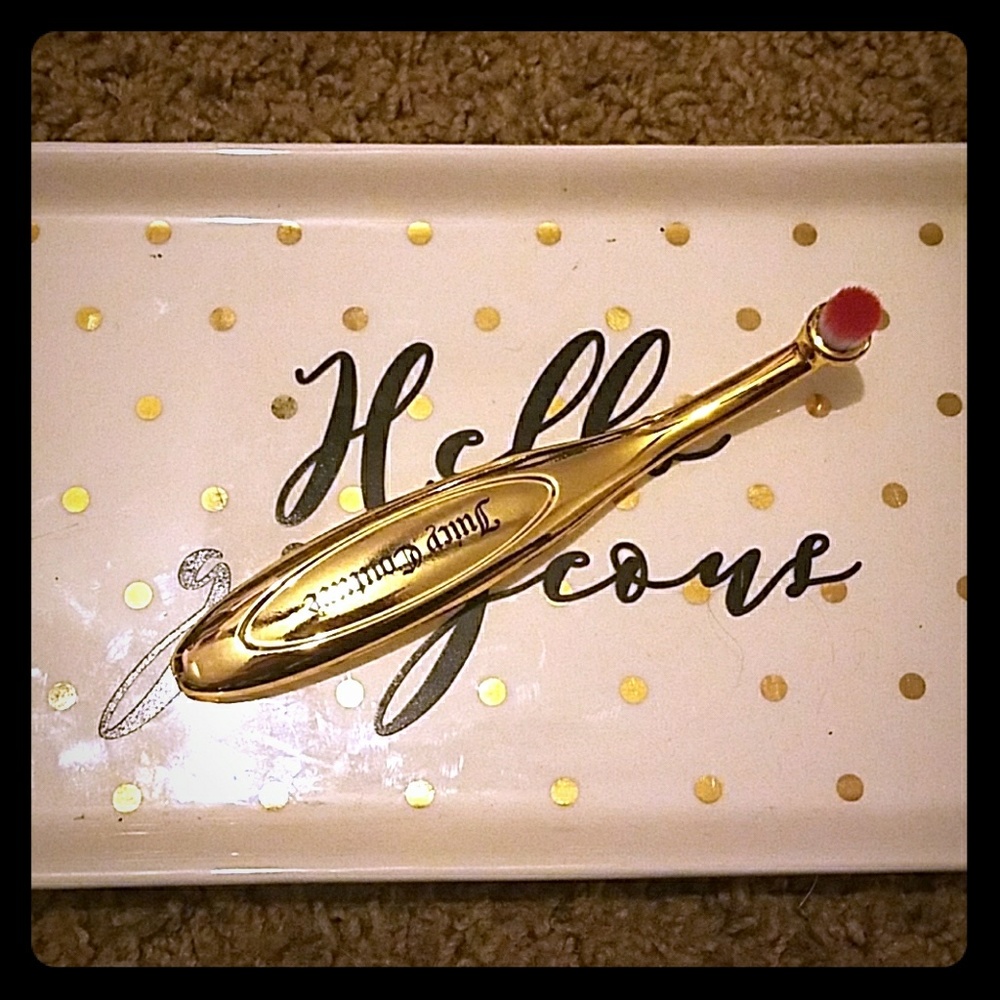 Juicy Couture blending brush